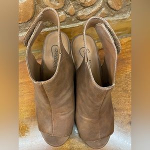 Candie’s wedges lightly worn. Good condition.